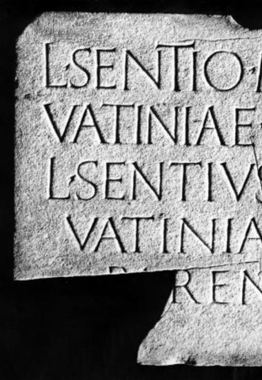 Achaïe II 126: Επιτύμβιο του Λoυκίου Σεντίου και της συζύγου του Βατινίας Φαυ[---]