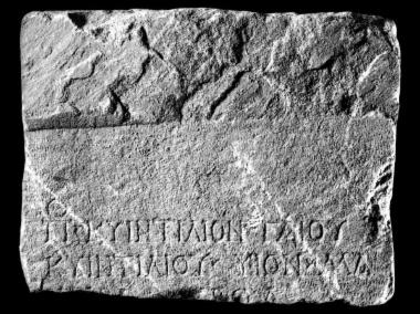 IThrAeg E296: Επιτύμβιο του Ρωμαίου Ποπλίου Κυιντιλίου Μαξίμου