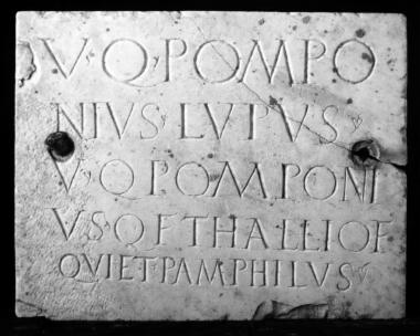 Achaïe II 092: Επιτύμβιο του Κοΐντου Πομπωνίου Λούπου και του Κοΐντου Πομπωνίου Θαλλίωνος, του και Παμφίλου