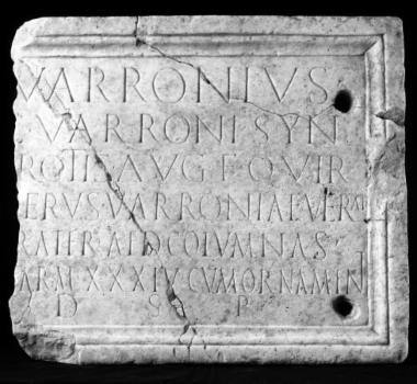 Achaïe II 049: Δωρεά του αγορανόμου Γαΐου Ουαρρωνίου Ουήρου