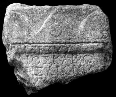 IThrAeg E188: Dedicatory altar of a priest of Zeus, Rome and Maron