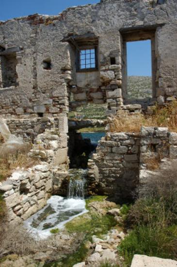 Αλευρόμυλος -  Υδρόμυλος Ι. Ν. Αγ. Τριάδος