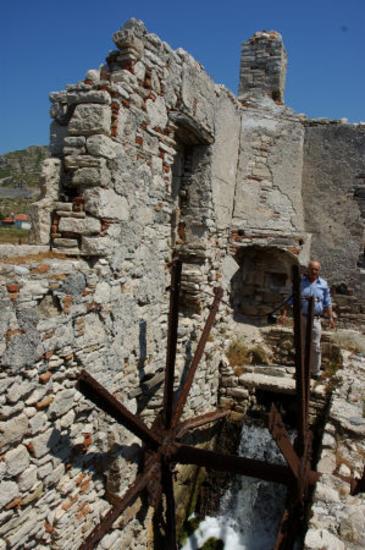 Αλευρόμυλος -  Υδρόμυλος Ι. Ν. Αγ. Τριάδος
