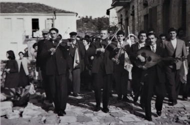 Accompanying the bride to the church, 