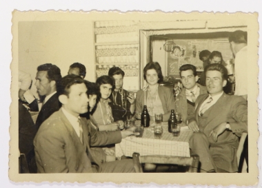 In the tavern, Prinos 1955