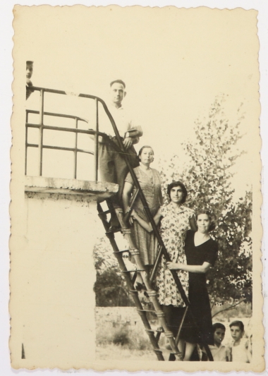 In Dexameni, Prinos 1955