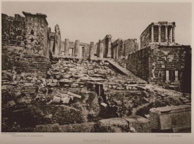 Τα Προπύλαια της Ακρόπολης και ο ναός της Αθηνάς Νίκης.