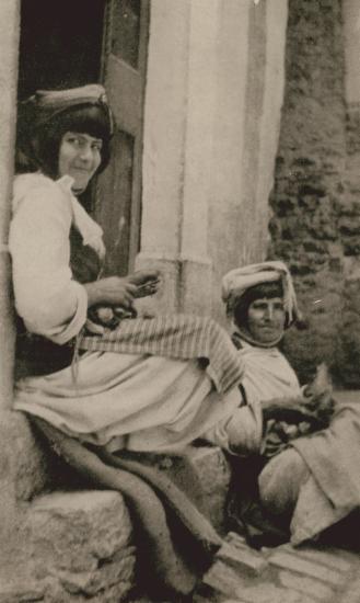 Νεαρές κοπέλες στο Πυργί, Χίου.