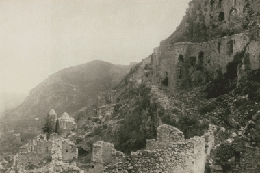 Άποψη του Μυστρά, όπου τοποθετεί ο Γκαίτε το β΄ μέρος του Φάουστ. Διακρίνεται η Μονή της Παντάνασσας.