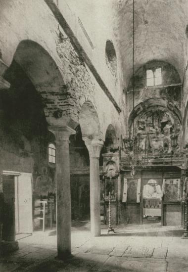 Εσωτερικό του ναού του Αγίου Δημητρίου (Μητρόπολη) στον Μυστρά. Διακρίνεται η κόγχη του ιερού με τοιχογραφίες.