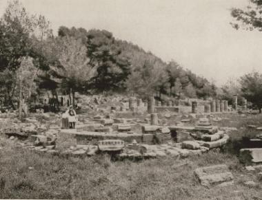 Ο ναός της Ήρας στην Ολυμπία, από τα νοτιοδυτικά. Στο πρώτο επίπεδο ερείπια του Φιλιππείου.