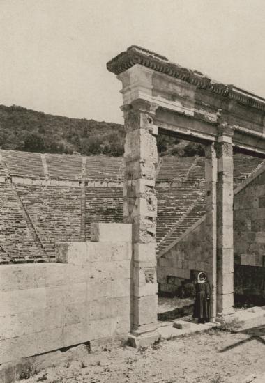 Το Αρχαίο Θέατρο της Επιδαύρου. Η δυτική πάροδος στην ορχήστρα.