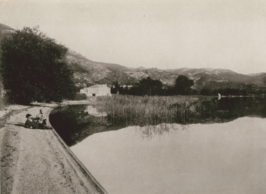 Η λίμνη Τριχωνίδα στην Αιτωλία. Στα υψώματα διακρίνεται ο αρχαίος Θέρμος.