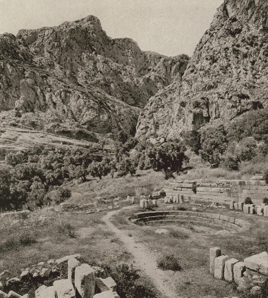 Το Γυμνάσιο των Δελφών με τις Φαιδριάδες στο βάθος.