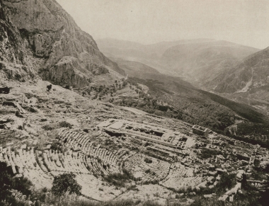 Δελφοί. Διακρίνονται το αρχαίο θέατρο, τα θεμέλια του Ναού του Απόλλωνα, ο Θησαυρός των Αθηναίων και ο δρόμος προς την Αράχωβα.