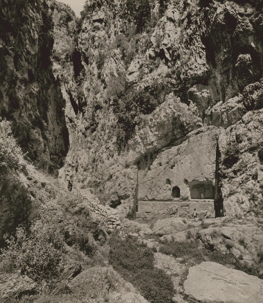 Δελφοί. Η Κασταλία πηγή με τις κόγχες για τα αναθήματα.