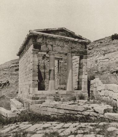 Δελφοί. Ο Θησαυρός των Αθηναίων από τα ανατολικά.