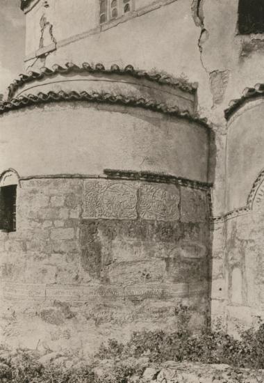 Εξωτερικός τοίχος της κόγχης της Παναγιάς της Σκριπούς στη Βοιωτία. Διακρίνεται ταινία με βυζαντινές επιγραφές και διακοσμητικά στοιχεία.