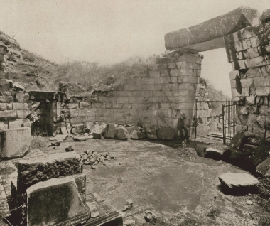 Εσωτερικό του θολωτού τάφου στον Ορχομενό Βοιωτίας. Διακρίνεται η είσοδος του τάφου και η είσοδος στον παράπλευρο θάλαμο.