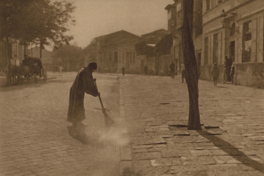 Γυναίκα που σκουπίζει τον δρόμο στην ευρωπαϊκή συνοικία της Σμύρνης.