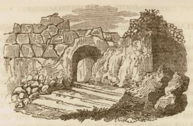 Αρχαία πύλη στην Παραμυθιά.
