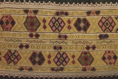 Μανικέτια από μετάξι και βαμβάκι, Πυργί Χίου (τέλη 19ου αιώνα). Από τη συλλογή του συγγγραφέα.