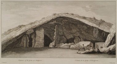 Είσοδος του σπηλαίου της Αντιπάρου.