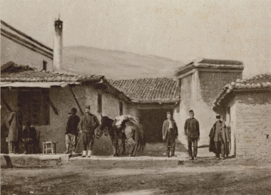 Λιθόκτιστο χάνι, το οποίο υπήρχε στα ανατολικά του σημερινού χωριού Κρηνίδες, κοντά στους Φιλίππους. Σήμερα σώζεται μόνον το μονολιθικό μνημείο του Ρωμαίου αξιωματικού Caïus Vibius, του 1ου μ.Χ. αιώνα, το οποίο διακρίνεται στα δεξιά της φωτογραφίας.