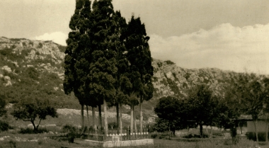 Άποψη του μνημείου των πεσόντων Ρώσων ναυτικών, οι οποίοι συμμετείχαν στη ναυμαχία του Ναυαρίνου (1827).