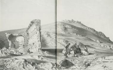 Αρχαία ερείπια στο Άργος. Διακρίνονται οι Ρωμαϊκές Θέρμες και στο βάθος η Ακρόπολη της Λάρισας.