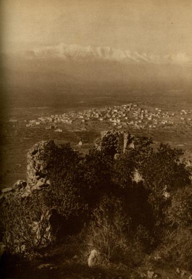 Το οροπέδιο της Τρίπολης με την Τεγέα και τον Ταΰγετο στο βάθος. Διακρίνονται ερείπια παλαιοχριστιανικής βασιλικής.