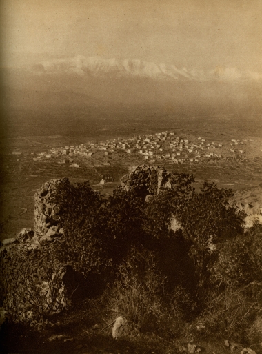 Το οροπέδιο της Τρίπολης με την Τεγέα και τον Ταΰγετο στο βάθος. Διακρίνονται ερείπια παλαιοχριστιανικής βασιλικής.