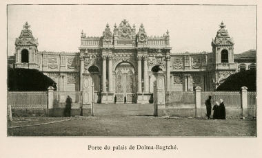 Η είσοδος του Ανακτόρου Ντολμά Μπαχτσέ στην Κωνσταντινούπολη.