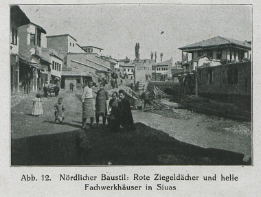 Σεβάστεια, οικοδομήματα με κεραμοσκεπές και τοίχους με ξυλοδεσιές.