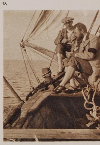 Ο συγγραφέας και ένας ναύτης στην πλώρη του καϊκιού.