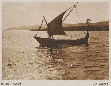 Καΐκι στα ανοιχτά της Αντιπάρου.