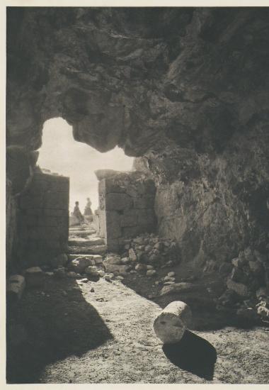 Το σπήλαιο του Ερμή και του Ηρακλή στην Αρχαία Θήρα.