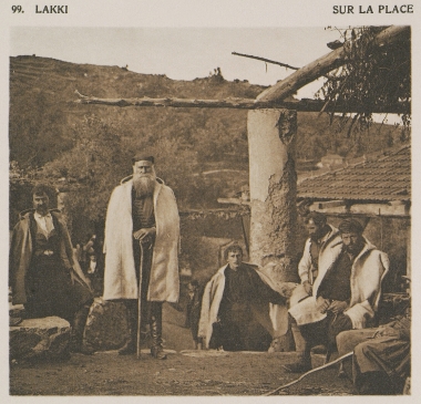 Η κεντρική πλατεία του χωριού Λάκκοι στα Χανιά.