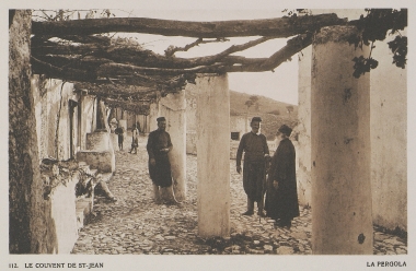 Η πέργκολα στη Μονή του Αγίου Ιωάννη του Θεολόγου (Πρέβελη) στην Κρήτη.