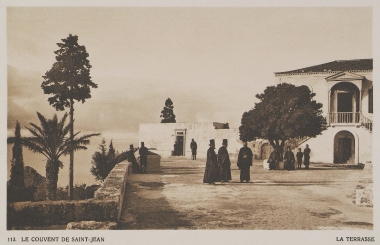 Το προαύλιο της Μονής του Αγίου Ιωάννη του Θεολόγου (Πρέβελη) στην Κρήτη.