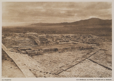 Γενική άποψη του ανακτόρου της Φαιστού με την πεδιάδα της Μεσσαράς στο βάθος.