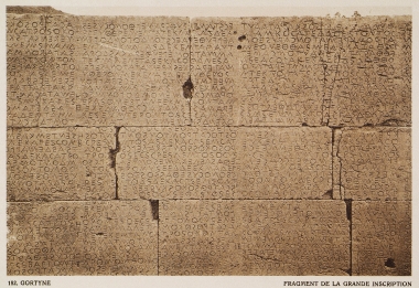 Τμήμα της Μεγάλης Επιγραφής με τον Γορτύνιο Κώδικα Δικαίου στον βόρειο κυκλικό τοίχο του Ωδείου της Γόρτυνας.