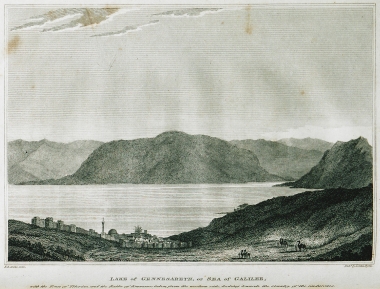 Η λίμνη της Τιβεριάδας (Γεννησαρέτ), η πόλη της Τιβεριάδας και τα λουτρά της Εμμαούς. Άποψη από τη δυτική όχθη προς τη χώρα των Γαδαρηνών.