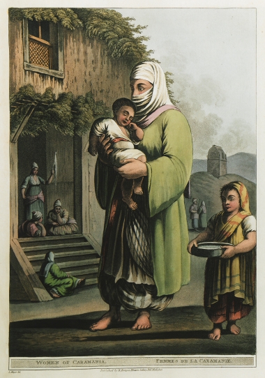 Γυναίκα της Καραμανίας που κουβαλάει το μωρό της. Πίσω της ακολουθεί η κόρη της, κρατώντας ένα τσανάκι με νερό. Στο βάθος απεικονίζονται άλλες γυναίκες που συζητούν στα σκαλοπάτια του σπιτιού τους, καθώς και μία σαρκοφάγος.