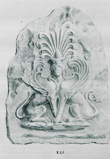 Πήλινο ακροκέραμο από την αρχαία Πέλλα, με παράσταση Σφίγγας. Στο δεξί τμήμα ανάγλυφος και ένας λωτός.