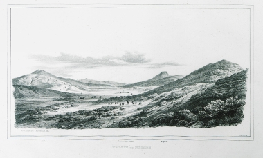 Η κοιλάδα της Νεμέας, στο βάθος διακρίνονται οι κίονες από τον Ναό του Δία.