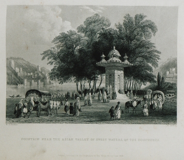 Η κρήνη Κιουτσούκ-σού ή κρήνη της Σουλτάνας Μιχρισάχ, κοντά στα Γλυκά Νερά της Ασίας, το βυζαντινό Ποτάμιο, και σήμερα Γκεκσού Ντερεσί. Στο βάθος διακρίνονται τα Κάστρα της Ευρώπης και της Ασίας.