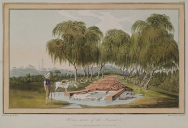 Θερμή πηγή του Σκαμάνδρου κοντά στο χωριό Μπουνάρ Mπασί. Στο βάθος διακρύνεται το χωριό και πάνω στο λόφο η οικία του Οθωμανού Αγά που φιλοξένησε τον συγγραφέα.