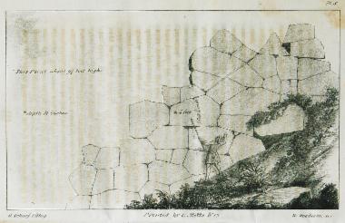 Ερείπια των πολυγωνικών τειχών στην κατωφέρεια του λόφου του Αετού στην Ιθάκη.