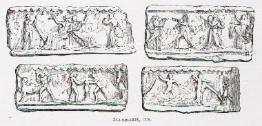 Αρχαία ανάγλυφα από την Κω. Στο πρώτο (πάνω αριστερά) αναπαρίσταται ο Δίας με την Ήρα και τον Ηρακλή. Στο δεύτερο (πάνω δεξιά) απεικονίζεται ο Απόλλωνας με τις Μούσες, στο τρίτο (κάτω αριστερά) ο Ηρακλής με το Λιοντάρι της Νεμέας, ενώ στο τέταρτο (κάτω δεξιά) η μονομαχία του Απόλλωνα με τον σάτυρο Μαρσύα.